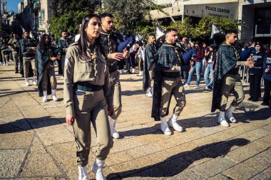 Beytüllahim, Batı Şeria, 24 Aralık 2025 Filistinli izci bandosu Noel geçit töreni sırasında sahne alır. Geleneksel üniforma giymiş müzisyenler tarihi caddelerde geçit törenine önderlik ediyorlar.