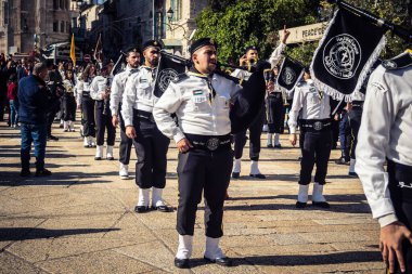 Beytüllahim, Batı Şeria, 24 Aralık 2025 Filistinli izci bandosu Noel geçit töreni sırasında sahne alır. Geleneksel üniforma giymiş müzisyenler tarihi caddelerde geçit törenine önderlik ediyorlar.