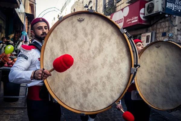 Beytüllahim, Batı Şeria, 24 Aralık 2025 Noel geçit töreni sırasında Filistinli bir izci grubunun yakın plan detayları. Müzisyenlerin yoğunluğu bu geleneksel bayram kutlamasını tanımlıyor..