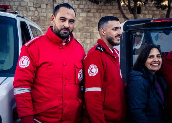 Beytüllahim, Batı Şeria, 24 Aralık 2025 Noel kutlamaları sırasında Manger Meydanı 'ndaki Kızıl Hilal' dan acil tıbbi yardım ekipleri. Birimler acil tıbbi yardım için görevlendirildi..