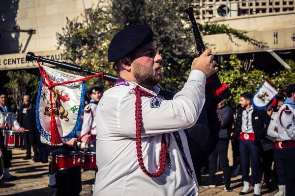 Beytüllahim, Batı Şeria, 24 Aralık 2025 Noel geçit töreni sırasında Filistinli bir izci grubunun yakın plan detayları. Müzisyenlerin yoğunluğu bu geleneksel bayram kutlamasını tanımlıyor..