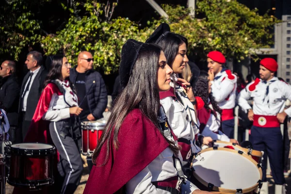 Beytüllahim, Batı Şeria, 24 Aralık 2025 Noel geçit töreni sırasında Filistinli bir izci grubunun yakın plan detayları. Müzisyenlerin yoğunluğu bu geleneksel bayram kutlamasını tanımlıyor..