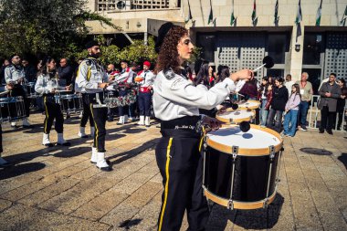 Beytüllahim, Batı Şeria, 24 Aralık 2025 Noel geçit töreni sırasında Filistinli bir izci grubunun yakın plan detayları. Müzisyenlerin yoğunluğu bu geleneksel bayram kutlamasını tanımlıyor..