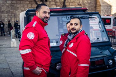 Beytüllahim, Batı Şeria, 24 Aralık 2025 Noel kutlamaları sırasında Manger Meydanı 'ndaki Kızıl Hilal' dan acil tıbbi yardım ekipleri. Birimler acil tıbbi yardım için görevlendirildi..