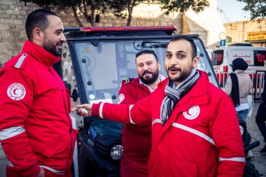 Beytüllahim, Batı Şeria, 24 Aralık 2025 Noel kutlamaları sırasında Manger Meydanı 'ndaki Kızıl Hilal' dan acil tıbbi yardım ekipleri. Birimler acil tıbbi yardım için görevlendirildi..