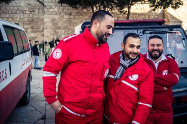 Beytüllahim, Batı Şeria, 24 Aralık 2025 Noel kutlamaları sırasında Manger Meydanı 'ndaki Kızıl Hilal' dan acil tıbbi yardım ekipleri. Birimler acil tıbbi yardım için görevlendirildi..
