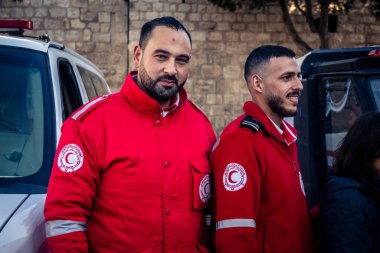 Beytüllahim, Batı Şeria, 24 Aralık 2025 Noel kutlamaları sırasında Manger Meydanı 'ndaki Kızıl Hilal' dan acil tıbbi yardım ekipleri. Birimler acil tıbbi yardım için görevlendirildi..