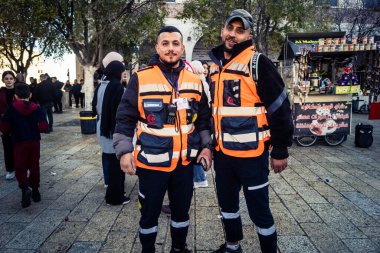 Beytüllahim, Batı Şeria, 24 Aralık 2025 Noel kutlamaları sırasında Manger Meydanı 'ndaki Kızıl Hilal' dan acil tıbbi yardım ekipleri. Birimler acil tıbbi yardım için görevlendirildi..