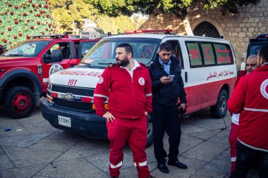 Beytüllahim, Batı Şeria, 24 Aralık 2025 Noel kutlamaları sırasında Manger Meydanı 'ndaki Kızıl Hilal' dan acil tıbbi yardım ekipleri. Birimler acil tıbbi yardım için görevlendirildi..