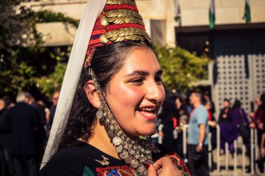 Beytüllahim, Batı Şeria, 24 Aralık 2025 Güzel ve renkli geleneksel Filistin Mirası kostümleri giymiş Filistinli kadınlar Beytüllahim 'deki geleneksel Noel geçit törenine katıldılar..