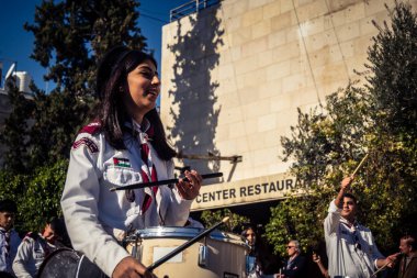 Beytüllahim, Batı Şeria, 24 Aralık 2025 Noel geçit töreni sırasında Filistinli bir izci grubunun yakın plan detayları. Müzisyenlerin yoğunluğu bu geleneksel bayram kutlamasını tanımlıyor..