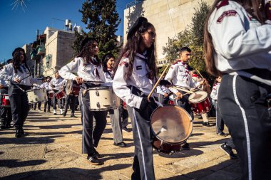 Beytüllahim, Batı Şeria, 24 Aralık 2025 Noel geçit töreni sırasında Filistinli bir izci grubunun yakın plan detayları. Müzisyenlerin yoğunluğu bu geleneksel bayram kutlamasını tanımlıyor..