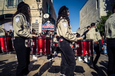 Beytüllahim, Batı Şeria, 24 Aralık 2025 Filistinli izci bandosu Noel geçit töreni sırasında sahne alır. Geleneksel üniforma giymiş müzisyenler tarihi caddelerde geçit törenine önderlik ediyorlar.