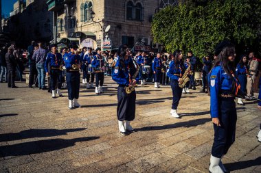 Beytüllahim, Batı Şeria, 24 Aralık 2025 Filistinli izci bandosu Noel geçit töreni sırasında sahne alır. Geleneksel üniforma giymiş müzisyenler tarihi caddelerde geçit törenine önderlik ediyorlar.