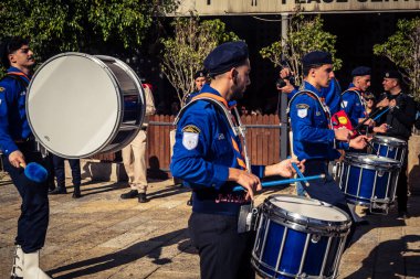 Beytüllahim, Batı Şeria, 24 Aralık 2025 Noel geçit töreni sırasında Filistinli bir izci grubunun yakın plan detayları. Müzisyenlerin yoğunluğu bu geleneksel bayram kutlamasını tanımlıyor..