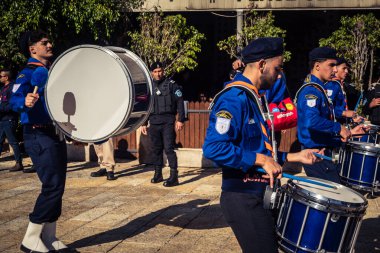 Beytüllahim, Batı Şeria, 24 Aralık 2025 Noel geçit töreni sırasında Filistinli bir izci grubunun yakın plan detayları. Müzisyenlerin yoğunluğu bu geleneksel bayram kutlamasını tanımlıyor..