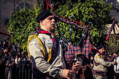 Beytüllahim, Batı Şeria, 24 Aralık 2025 Noel geçit töreni sırasında Filistinli bir izci grubunun yakın plan detayları. Müzisyenlerin yoğunluğu bu geleneksel bayram kutlamasını tanımlıyor..