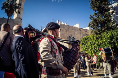 Beytüllahim, Batı Şeria, 24 Aralık 2025 Noel geçit töreni sırasında Filistinli bir izci grubunun yakın plan detayları. Müzisyenlerin yoğunluğu bu geleneksel bayram kutlamasını tanımlıyor..