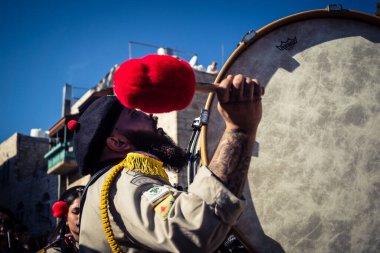 Beytüllahim, Batı Şeria, 24 Aralık 2025 Noel geçit töreni sırasında Filistinli bir izci grubunun yakın plan detayları. Müzisyenlerin yoğunluğu bu geleneksel bayram kutlamasını tanımlıyor..
