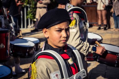 Beytüllahim, Batı Şeria, 24 Aralık 2025 Noel geçit töreni sırasında Filistinli bir izci grubunun yakın plan detayları. Müzisyenlerin yoğunluğu bu geleneksel bayram kutlamasını tanımlıyor..