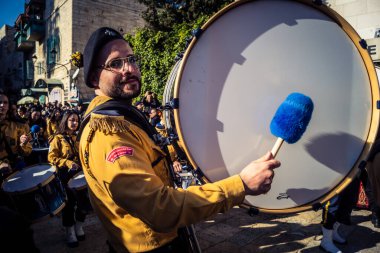 Beytüllahim, Batı Şeria, 24 Aralık 2025 Noel geçit töreni sırasında Filistinli bir izci grubunun yakın plan detayları. Müzisyenlerin yoğunluğu bu geleneksel bayram kutlamasını tanımlıyor..