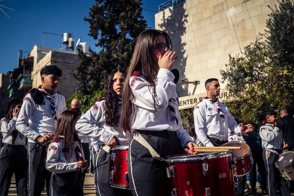 Beytüllahim, Batı Şeria, 24 Aralık 2025 Noel geçit töreni sırasında Filistinli bir izci grubunun yakın plan detayları. Müzisyenlerin yoğunluğu bu geleneksel bayram kutlamasını tanımlıyor..