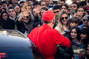Beytüllahim, Batı Şeria, 25 Aralık 2025 Kardinal Pierbattista Pizzaballa, Latin Kudüs Patriği Noel kutlamalarından sonra İsa 'nın Doğumu Kilisesi' nden ayrılırken kalabalığı selamlıyor..