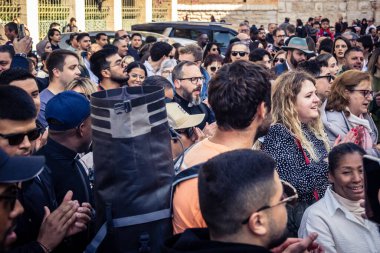 25 Aralık 2025 'te Beytüllahim, Batı Şeria' da büyük Hıristiyan cemaatleri İsa 'ya tapanlar, rahipler tarafından verilen bir sokak konserinde şarkı söyleyip kutluyorlar..