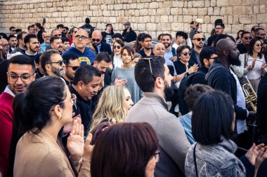 25 Aralık 2025 'te Beytüllahim, Batı Şeria' da büyük Hıristiyan cemaatleri İsa 'ya tapanlar, rahipler tarafından verilen bir sokak konserinde şarkı söyleyip kutluyorlar..