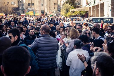 25 Aralık 2025 'te Beytüllahim, Batı Şeria' da büyük Hıristiyan cemaatleri İsa 'ya tapanlar, rahipler tarafından verilen bir sokak konserinde şarkı söyleyip kutluyorlar..