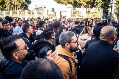 25 Aralık 2025 'te Beytüllahim, Batı Şeria' da büyük Hıristiyan cemaatleri İsa 'ya tapanlar, rahipler tarafından verilen bir sokak konserinde şarkı söyleyip kutluyorlar..