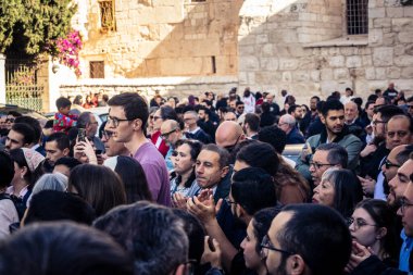 25 Aralık 2025 'te Beytüllahim, Batı Şeria' da büyük Hıristiyan cemaatleri İsa 'ya tapanlar, rahipler tarafından verilen bir sokak konserinde şarkı söyleyip kutluyorlar..
