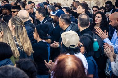 25 Aralık 2025 'te Beytüllahim, Batı Şeria' da büyük Hıristiyan cemaatleri İsa 'ya tapanlar, rahipler tarafından verilen bir sokak konserinde şarkı söyleyip kutluyorlar..