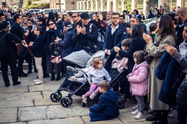 25 Aralık 2025 'te Beytüllahim, Batı Şeria' da büyük Hıristiyan cemaatleri İsa 'ya tapanlar, rahipler tarafından verilen bir sokak konserinde şarkı söyleyip kutluyorlar..