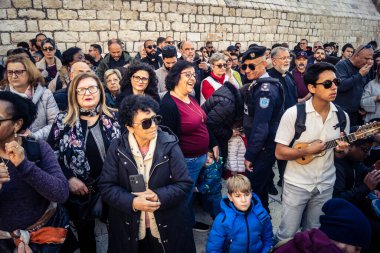 25 Aralık 2025 'te Beytüllahim, Batı Şeria' da büyük Hıristiyan cemaatleri İsa 'ya tapanlar, rahipler tarafından verilen bir sokak konserinde şarkı söyleyip kutluyorlar..