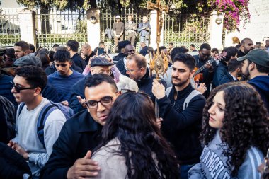 25 Aralık 2025 'te Beytüllahim, Batı Şeria' da büyük Hıristiyan cemaatleri İsa 'ya tapanlar, rahipler tarafından verilen bir sokak konserinde şarkı söyleyip kutluyorlar..