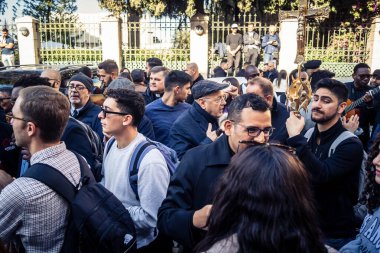 25 Aralık 2025 'te Beytüllahim, Batı Şeria' da büyük Hıristiyan cemaatleri İsa 'ya tapanlar, rahipler tarafından verilen bir sokak konserinde şarkı söyleyip kutluyorlar..