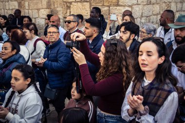 Beytüllahim, Batı Şeria, 25 Aralık 2025. İsa 'ya tapanların yakın çekimleri, İsa' nın Doğumu Kilisesi 'nin önünde rahipler tarafından verilen açık hava konserinde kendilerini adamış bir şekilde şarkı söylemeleri..