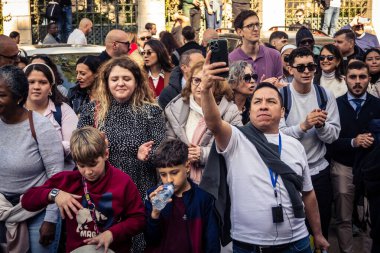 Beytüllahim, Batı Şeria, 25 Aralık 2025. İsa 'ya tapanların yakın çekimleri, İsa' nın Doğumu Kilisesi 'nin önünde rahipler tarafından verilen açık hava konserinde kendilerini adamış bir şekilde şarkı söylemeleri..