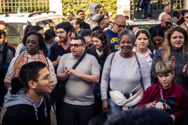 Beytüllahim, Batı Şeria, 25 Aralık 2025. İsa 'ya tapanların yakın çekimleri, İsa' nın Doğumu Kilisesi 'nin önünde rahipler tarafından verilen açık hava konserinde kendilerini adamış bir şekilde şarkı söylemeleri..
