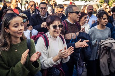 Beytüllahim, Batı Şeria, 25 Aralık 2025. İsa 'ya tapanların yakın çekimleri, İsa' nın Doğumu Kilisesi 'nin önünde rahipler tarafından verilen açık hava konserinde kendilerini adamış bir şekilde şarkı söylemeleri..