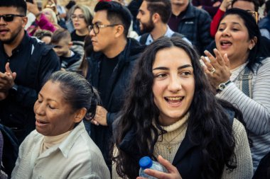 Beytüllahim, Batı Şeria, 25 Aralık 2025. İsa 'ya tapanların yakın çekimleri, İsa' nın Doğumu Kilisesi 'nin önünde rahipler tarafından verilen açık hava konserinde kendilerini adamış bir şekilde şarkı söylemeleri..
