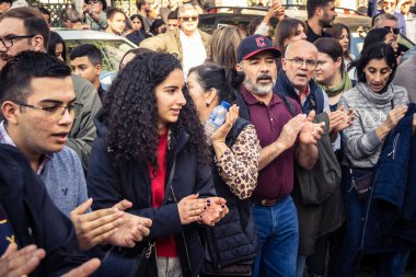 Beytüllahim, Batı Şeria, 25 Aralık 2025. İsa 'ya tapanların yakın çekimleri, İsa' nın Doğumu Kilisesi 'nin önünde rahipler tarafından verilen açık hava konserinde kendilerini adamış bir şekilde şarkı söylemeleri..