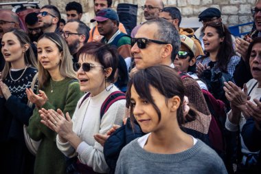 Beytüllahim, Batı Şeria, 25 Aralık 2025. İsa 'ya tapanların yakın çekimleri, İsa' nın Doğumu Kilisesi 'nin önünde rahipler tarafından verilen açık hava konserinde kendilerini adamış bir şekilde şarkı söylemeleri..