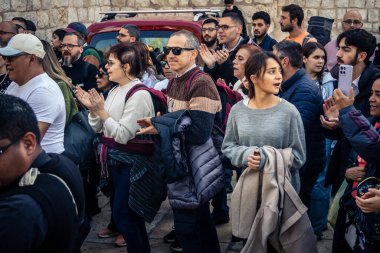 Beytüllahim, Batı Şeria, 25 Aralık 2025. İsa 'ya tapanların yakın çekimleri, İsa' nın Doğumu Kilisesi 'nin önünde rahipler tarafından verilen açık hava konserinde kendilerini adamış bir şekilde şarkı söylemeleri..
