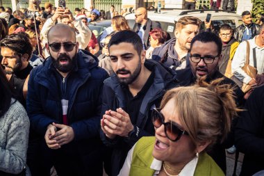 Beytüllahim, Batı Şeria, 25 Aralık 2025. İsa 'ya tapanların yakın çekimleri, İsa' nın Doğumu Kilisesi 'nin önünde rahipler tarafından verilen açık hava konserinde kendilerini adamış bir şekilde şarkı söylemeleri..