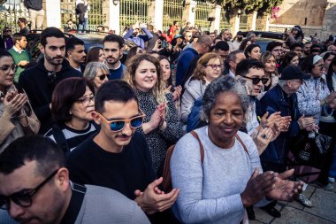 Beytüllahim, Batı Şeria, 25 Aralık 2025. İsa 'ya tapanların yakın çekimleri, İsa' nın Doğumu Kilisesi 'nin önünde rahipler tarafından verilen açık hava konserinde kendilerini adamış bir şekilde şarkı söylemeleri..