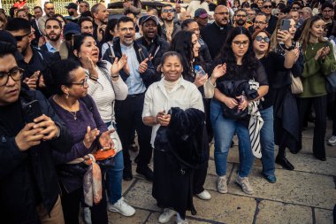 Beytüllahim, Batı Şeria, 25 Aralık 2025. İsa 'ya tapanların yakın çekimleri, İsa' nın Doğumu Kilisesi 'nin önünde rahipler tarafından verilen açık hava konserinde kendilerini adamış bir şekilde şarkı söylemeleri..