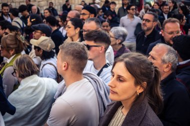 Beytüllahim, Batı Şeria, 25 Aralık 2025. İsa 'ya tapanların yakın çekimleri, İsa' nın Doğumu Kilisesi 'nin önünde rahipler tarafından verilen açık hava konserinde kendilerini adamış bir şekilde şarkı söylemeleri..