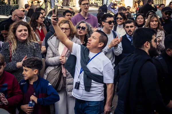 Beytüllahim, Batı Şeria, 25 Aralık 2025. İsa 'ya tapanların yakın çekimleri, İsa' nın Doğumu Kilisesi 'nin önünde rahipler tarafından verilen açık hava konserinde kendilerini adamış bir şekilde şarkı söylemeleri..